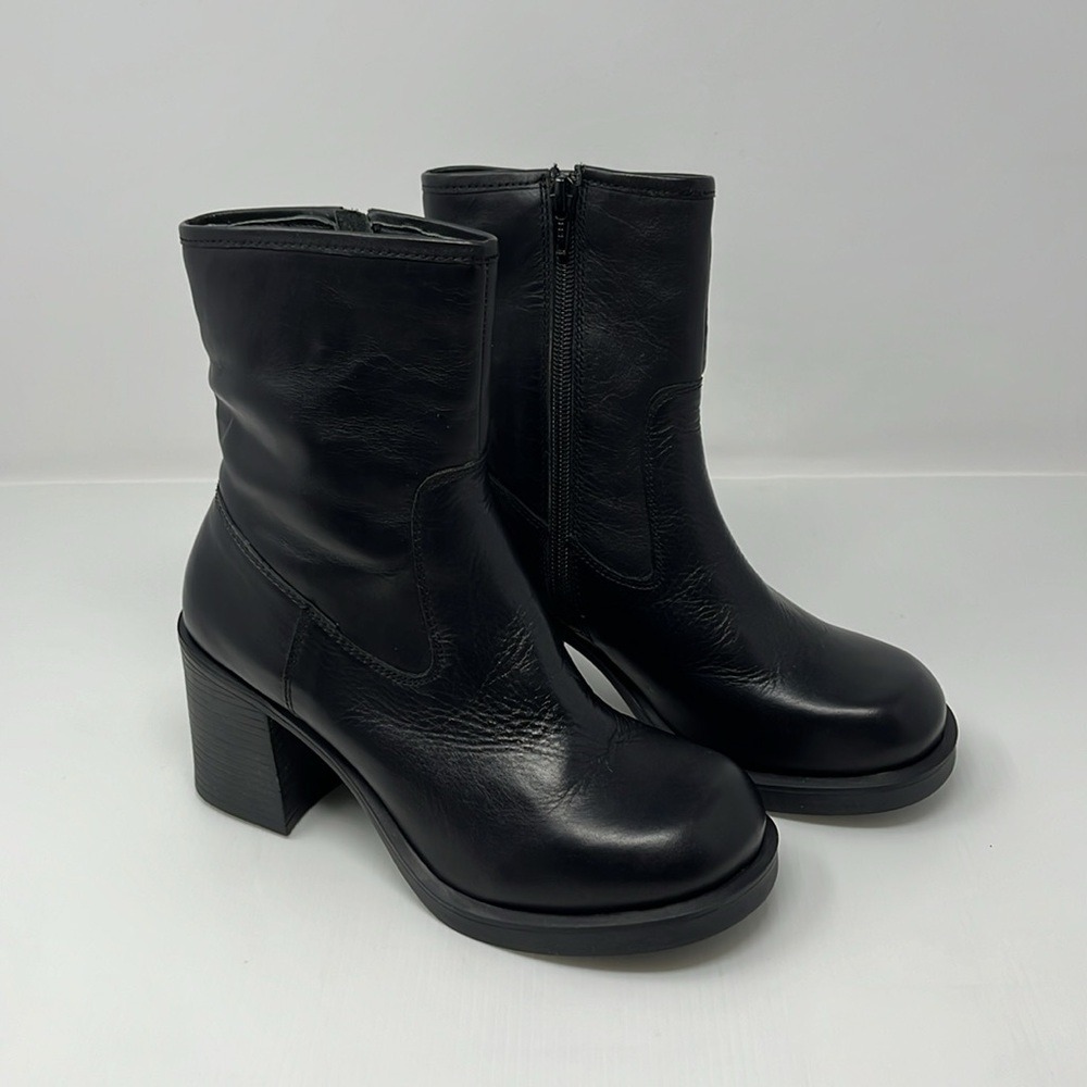 Urban Outfitters Gwen Boots Black Size 6 Round Toe Block Heel Made in India
